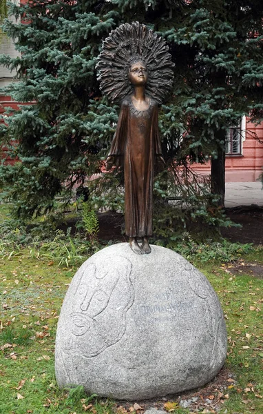 キエフ ウクライナ2020年10月18日 マリア プリマチェンコ専用の石の上の少女の彫刻 — ストック写真
