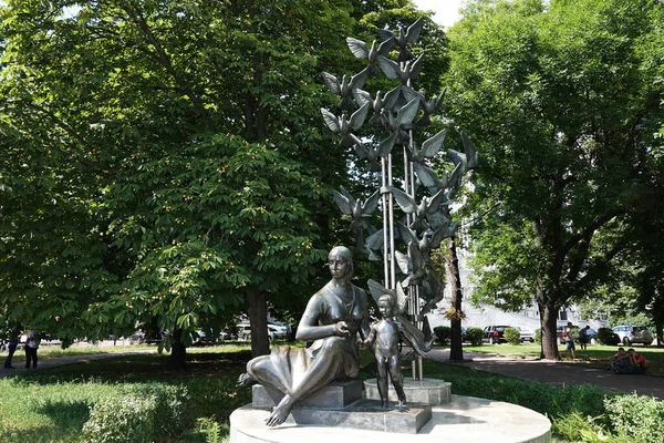 우크라이나 2020 어머니와 기념물이 어린이와 어린이 근처에 세워져 — 스톡 사진