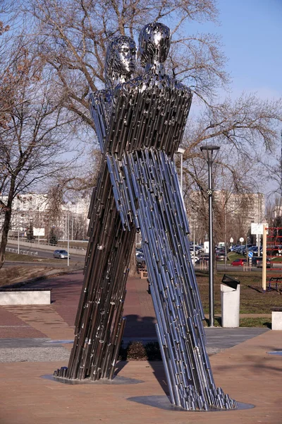 Kiev Ucrânia Janeiro 2020 Escultura Homem Mulher Abraçando Feitos Tubos — Fotografia de Stock