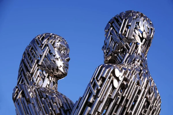 Kiev Ucrânia Janeiro 2020 Escultura Homem Mulher Abraçando Feitos Tubos — Fotografia de Stock