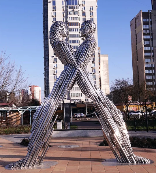 Kiev Ucrania Enero 2020 Escultura Hombre Una Mujer Abrazándose Tubos — Foto de Stock