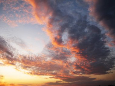 Gün batımı kırmızı altın bulutlar                   