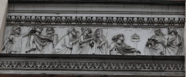 Kiev, Ukrayna 28 Kasım 2020: Binanın ön cephesinin farklı konularla sanatsal dekorasyonu