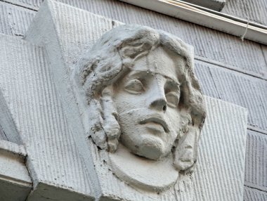 Kiev, Ukrayna 2 Ocak 2021: Kiev şehrinde insan yüzlü binanın ön cephesinin sanatsal dekorasyonu