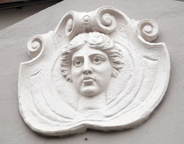 Kiev, Ukrayna 28 Kasım 2020: Kiev şehrinde insan yüzü olan binanın ön cephesinin sanatsal dekoru