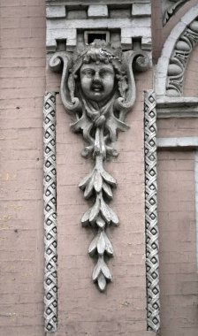 Kiev, Ukrayna 28 Kasım 2020: Kiev şehrinde insan yüzü olan binanın ön cephesinin sanatsal dekoru