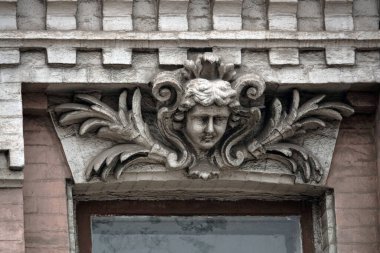 Kiev, Ukrayna 28 Kasım 2020: Kiev şehrinde insan yüzü olan binanın ön cephesinin sanatsal dekoru