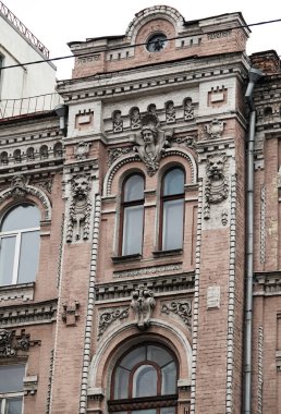 Kiev, Ukrayna 28 Kasım 2020: Kiev şehrinde insan yüzü olan binanın ön cephesinin sanatsal dekoru