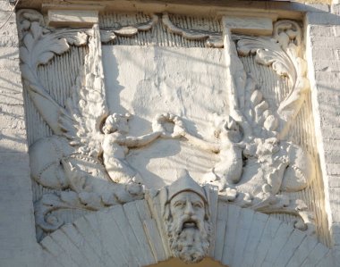 Kiev, Ukrayna 2 Ocak 2020: Kiev kentindeki heykeller ve büstlerle binanın ön cephesinin sanatsal dekorasyonu