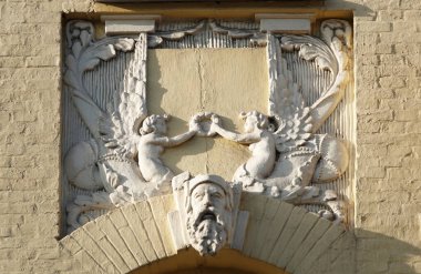 Kiev, Ukrayna 2 Ocak 2020: Kiev kentindeki heykeller ve büstlerle binanın ön cephesinin sanatsal dekorasyonu