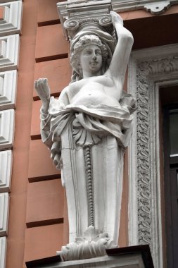 Kiev, Ukrayna 28 Kasım 2020: Kiev şehrinde heykeller ve Atlante büstleriyle binanın ön cephesinin sanatsal dekorasyonu