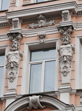 Kiev, Ukrayna 28 Kasım 2020: Kiev kentindeki heykeller ve büstlerle binanın ön cephesinin sanatsal dekorasyonu