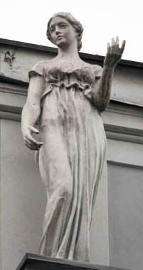 Kiev, Ukrayna 28 Kasım 2020: Kiev kentindeki heykeller ve büstlerle binanın ön cephesinin sanatsal dekorasyonu