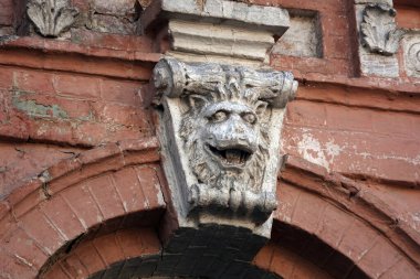 Kiev, Ukrayna 2 Ocak 2021: Kiev şehir merkezinde hayvan resimleri olan binaların ön cephelerinin sanatsal dekorasyonu