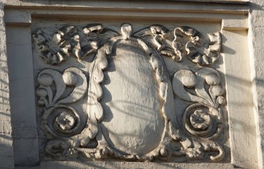 Kiev, Ukrayna 2 Ocak 2021: Kiev şehir merkezindeki bir binanın ön cephesinde sanatsal dekorasyon unsurları