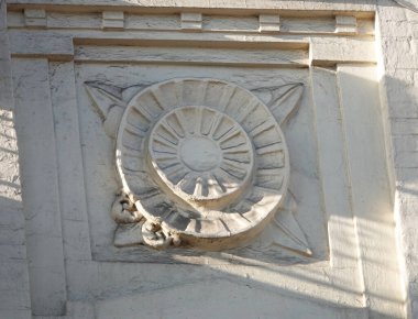 Kiev, Ukrayna 2 Ocak 2021: Kiev şehir merkezindeki bir binanın ön cephesinde sanatsal dekorasyon unsurları