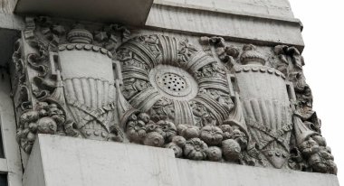 Kiev, Ukrayna 28 Kasım 2020: Kiev şehir merkezindeki bir binanın ön cephesinde sanatsal dekorasyon unsurları