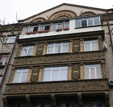Kiev, Ukrayna 28 Kasım 2020: Kiev 'in merkezinde balkonu olan eski bir binanın cephesi