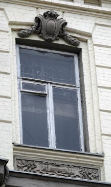 Kiev, Ukrayna 28 Kasım 2020: Kiev şehir merkezindeki bir binanın ön cephesinde sanatsal dekorasyon unsurları