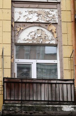 Kiev, Ukrayna 28 Kasım 2020: Kiev 'in merkezinde balkonu olan eski bir binanın cephesi