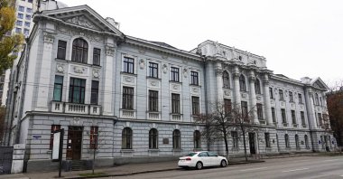 Kiev, Ukrayna 28 Kasım 2020: Kiev 'in merkezinde sütunlarla süslenmiş bir binanın cephesi