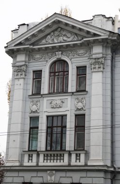 Kiev, Ukrayna 28 Kasım 2020: Kiev 'in merkezinde sütunlarla süslenmiş bir binanın cephesi