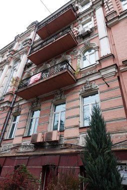 Kiev, Ukrayna 28 Kasım 2020: Kiev 'in merkezinde sütunlarla süslenmiş bir binanın cephesi