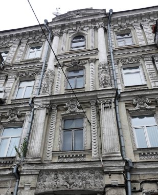 Kiev, Ukrayna 28 Kasım 2020: Kiev 'in merkezinde sütunlarla süslenmiş bir binanın cephesi