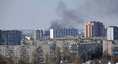Kiev, Ukrayna 11 Mart 2021: Kiev şehrinin binalarından birine tepeden bakıldığında yangın