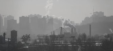 Kiev, Ukrayna 19 Ocak 2021: Bacalar sigara içiyor, şehrin havasını kirletiyor ve çevreyi kötüleştiriyor