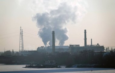 Kiev, Ukrayna 19 Ocak 2021: Bacalar sigara içiyor, şehrin havasını kirletiyor ve çevreyi kötüleştiriyor