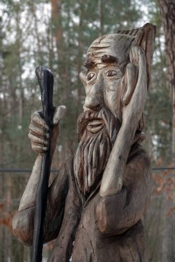 Kiev, Ukrayna 6 Şubat 2021: Parktaki ahşaptan yapılmış peri masalı karakterleri