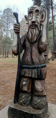 Kiev, Ukrayna 11 Ocak 2021: Parktaki ahşaptan yapılmış peri masalı karakterleri