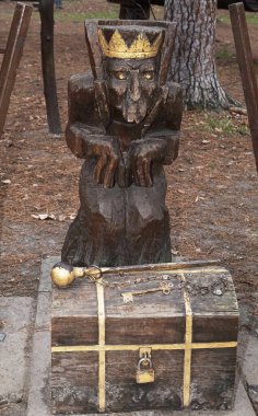 Kiev, Ukrayna 11 Ocak 2021: Parktaki ahşaptan yapılmış peri masalı karakterleri