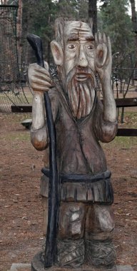 Kiev, Ukrayna 11 Ocak 2021: Parktaki ahşaptan yapılmış peri masalı karakterleri