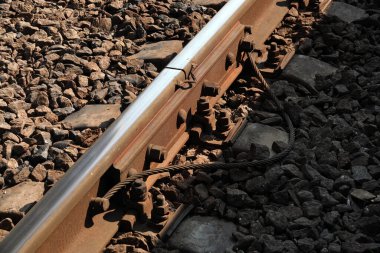 Kiev, Ukrayna 18 Mart 2019: Yıpranmış raylı ve yarım yamalak fındıklı demiryolu