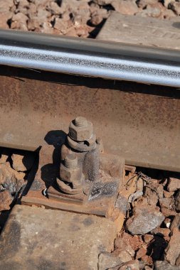 Kiev, Ukrayna 18 Mart 2019: Yıpranmış raylı ve yarım yamalak fındıklı demiryolu