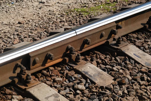 Kiev, Ukrayna 18 Mart 2019: Yıpranmış raylı ve yarım yamalak fındıklı demiryolu