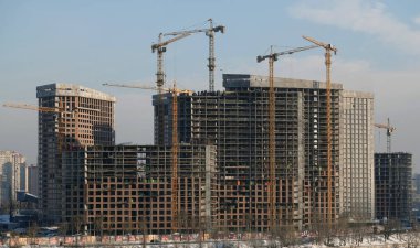 Kiev, Ukrayna 19 Ocak 2021: Yüksek binaların inşaatı için kule vinçleri