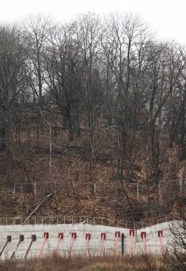 Kiev, Ukrayna 10 Aralık 2020: Dağları toprak kaymalarından koruyan destekli beton duvar