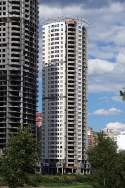 Kiev, Ukrayna 24 Temmuz 2020: Kiev 'de bitmemiş, apartman, yüksek binalar