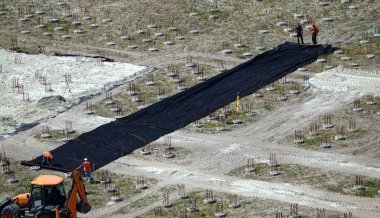 Kiev, Ukrayna 5 Ağustos 2020: İşçiler ev inşa etmeden önce vakfı su geçirmez hale getiriyor