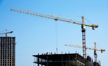 Kiev, Ukrayna 18 Mart 2020: Yüksek binaların inşaatı için kule vinçleri