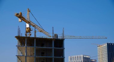 Kiev, Ukrayna 18 Mart 2020: Yüksek binaların inşaatı için kule vinçleri