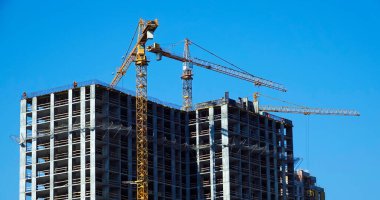 Kiev, Ukrayna 18 Mart 2020: Yüksek binaların inşaatı için kule vinçleri