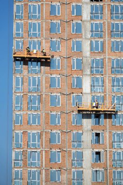 Kiev, Ukrayna 18 Mart 2020: İşçiler binanın ön cephesini askıya aldılar