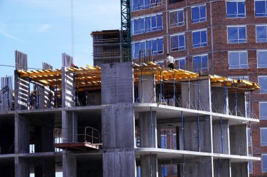 Kiev, Ukrayna 13 Mart 2020 'de tuğla cepheli yüksek katlı bir bina inşa edildi.