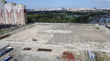 Kiev, Ukrayna 30 Ağustos 2019: Evin inşaatında sondaj makinesinin çalışması