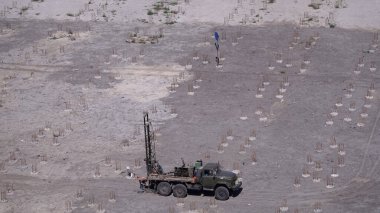 Kiev, Ukrayna 30 Ağustos 2019: Evin inşaatında sondaj makinesinin çalışması