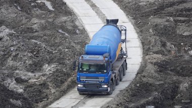 Kiev, Ukrayna 13 Mart 2019: Traktör ve kazıcılar sıfır döngüsünün inşası üzerinde çalışıyorlar